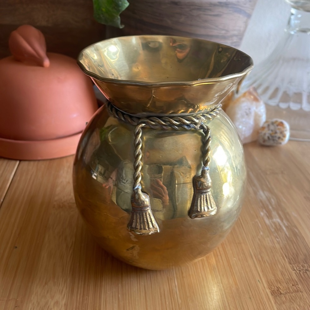 🌟 Small Copper Tassel Vase – Rustic Charm